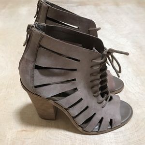 BCBG Generation Bohemian Leather Sandals Zipper Lace Up Size 7
